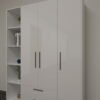 دولاب ملابس مودرن أبيض مع أرفف جانبية وأدراج - W6009